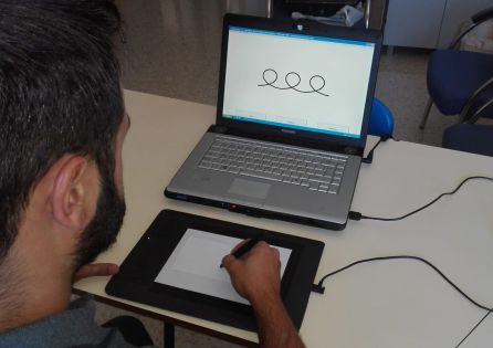 Uno de los participantes escribiendo en la tablet Uno de los participantes escribiendo en la tablet