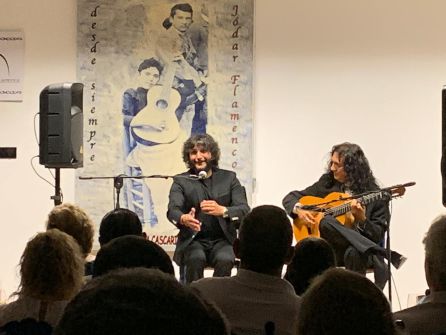 Momento de la actuación de Antono Reyes, al cante, acompañado por Diego Amaya, a la guitarra Momento de la actuación de Antono Reyes, al cante, acompañado por Diego Amaya, a la guitarra
