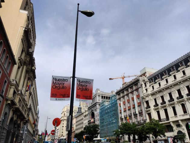 Las banderolas tal y como están ahora en las calles de Madrid. Sin las frases que habían sido diseñadas para ella Las banderolas tal y como están ahora en las calles de Madrid. Sin las frases que habían sido diseñadas para ella