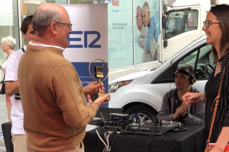 Juncal Izagirre, delegada de cultura de Irún, entrega el premio a Xabi Gezala, que ha recogido el premio en nombre de Ion Areitio. Juncal Izagirre, delegada de cultura de Irún, entrega el premio a Xabi Gezala, que ha recogido el premio en nombre de Ion Areitio.