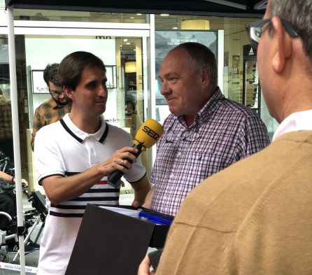 Sodupe, emocionado, atiende al micrófono de Radio Irún Sodupe, emocionado, atiende al micrófono de Radio Irún