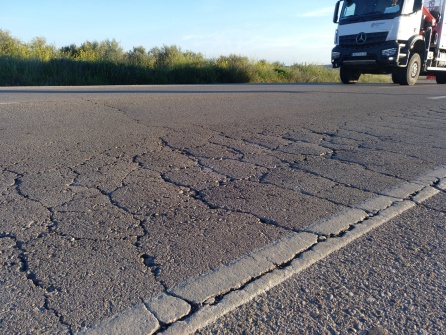 Firme en mal estado en la travesía de la N322 a su paso por Villacarrillo Firme en mal estado en la travesía de la N322 a su paso por Villacarrillo