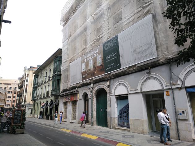 Facha del edificio en rehabilitación donde se ha descubierto la antigua mezquita Facha del edificio en rehabilitación donde se ha descubierto la antigua mezquita