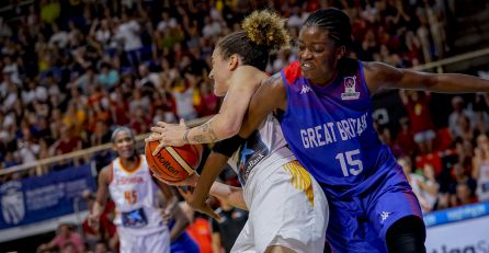 La española Laura Nicholls y la británica Temi Fagbenle pelan por un balón en el último encuentro del Torneo Internacional de Fuenlabrada. La española Laura Nicholls y la británica Temi Fagbenle pelan por un balón en el último encuentro del Torneo Internacional de Fuenlabrada.