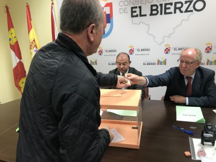 El alcalde de Peranzanes en la votación de consejeros El alcalde de Peranzanes en la votación de consejeros