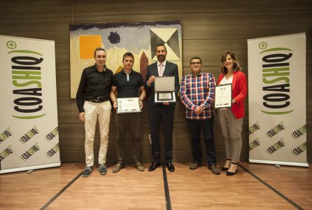 María José Maestre, técnico de seguridad, recoge el premio COASHIQ en nombre de Repsol María José Maestre, técnico de seguridad, recoge el premio COASHIQ en nombre de Repsol