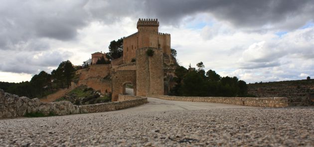 Alarcón conserva murallas, castillo, iglesias, palacios y casonas de gran valor monumental. Alarcón conserva murallas, castillo, iglesias, palacios y casonas de gran valor monumental.