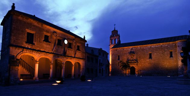 Ayuntamiento e iglesia de San Juan Bautista en la plaza de Alarcón. Ayuntamiento e iglesia de San Juan Bautista en la plaza de Alarcón.