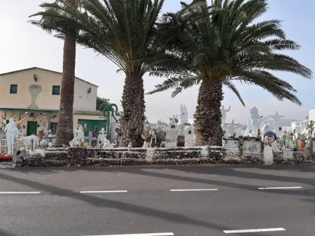 Vista desde la calle de las criaturas creadas por Pillimpo en Teguise. Vista desde la calle de las criaturas creadas por Pillimpo en Teguise.