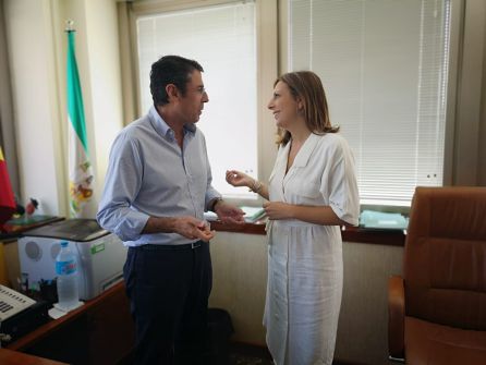 Mari Paz Fernández entrega el Plan Director de Acinipo a la Junta Mari Paz Fernández entrega el Plan Director de Acinipo a la Junta