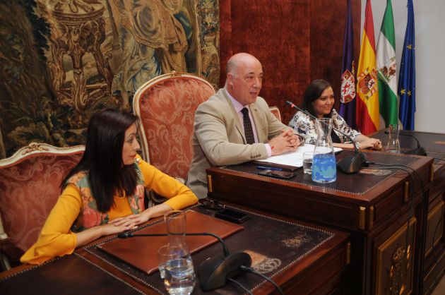 Antonio Ruiz con Felisa Cañete y Lola Amo, parte de la actual corporación provicnial Antonio Ruiz con Felisa Cañete y Lola Amo, parte de la actual corporación provicnial