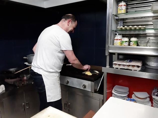 Andrés, haciendo una tortilla de patatas en la plancha Andrés, haciendo una tortilla de patatas en la plancha