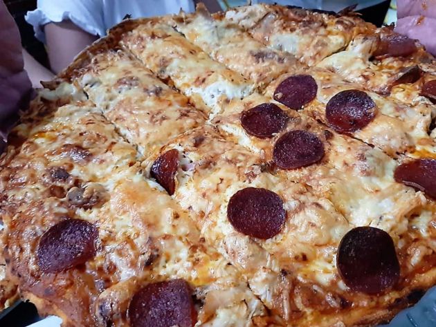 Pizza mitad de peperonni y la otra mitad de pollo asado, huevo batido y salchicha Pizza mitad de peperonni y la otra mitad de pollo asado, huevo batido y salchicha