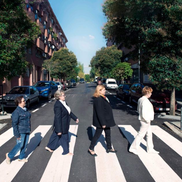 La mítica foto de los Beatles reintepretada con las 'Lideresas de Villaverde' por la fotógrafa Ana Amado La mítica foto de los Beatles reintepretada con las 'Lideresas de Villaverde' por la fotógrafa Ana Amado