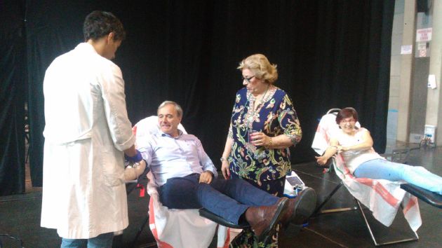 El alcalde de Zaragoza, Jorge Azcón, donando sangre El alcalde de Zaragoza, Jorge Azcón, donando sangre