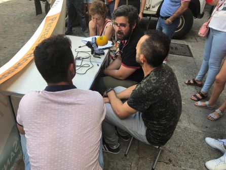 Un momento de la tertulia realizada con Usuarios de Proyecto Hombre en la Plaza Mayor de Plasencia con motivo del día internacional contra el uso indebido y tráfico ilícito de drogas Un momento de la tertulia realizada con Usuarios de Proyecto Hombre en la Plaza Mayor de Plasencia con motivo del día internacional contra el uso indebido y tráfico ilícito de drogas