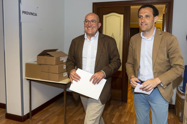 El presidente provincial del PP, Jesús Julio Carnero (I), valora las candidaturas presentadas por el partido en la provincia de Valladolid para las elecciones municipales del próximo 26 de mayo. Le acompaña en la imagen el vicesecretario de coordinación electoral, Conrado Íscar (D) El presidente provincial del PP, Jesús Julio Carnero (I), valora las candidaturas presentadas por el partido en la provincia de Valladolid para las elecciones municipales del próximo 26 de mayo. Le acompaña en la imagen el vicesecretario de coordinación electoral, Conrado Íscar (D)
