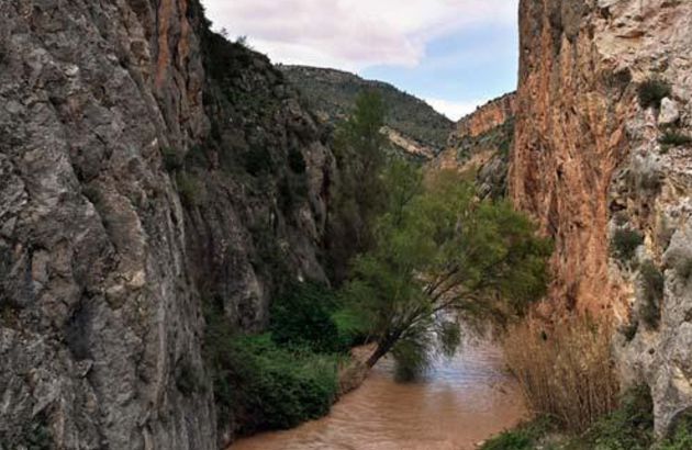 El río Turia a su paso por Santa Cruz de Moya (Cuenca). El río Turia a su paso por Santa Cruz de Moya (Cuenca).