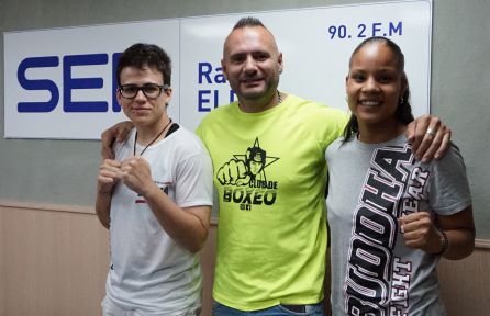 La Pincel (I) y La Mamba Negra con su entrenador La Pincel (I) y La Mamba Negra con su entrenador