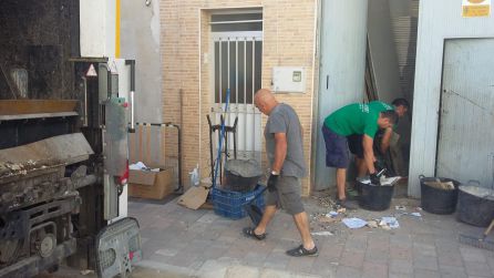 Operarios del Ayuntamiento de Gandia vaciando el local lleno de trastos y basura. Operarios del Ayuntamiento de Gandia vaciando el local lleno de trastos y basura.