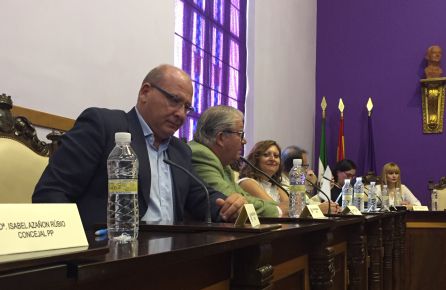 Javier Márquez, ex alcalde por el PP, ya se sentaba en la zona reservada para su partido en la oposición Javier Márquez, ex alcalde por el PP, ya se sentaba en la zona reservada para su partido en la oposición