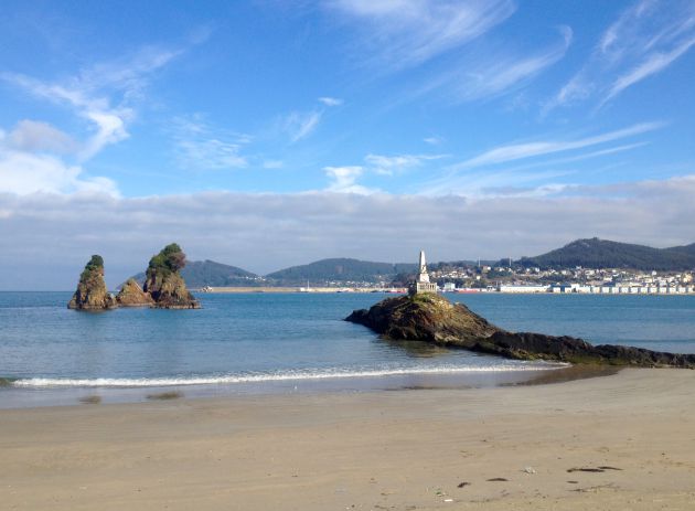 La playa de Covas, con Viveiro al fondo. La playa de Covas, con Viveiro al fondo.