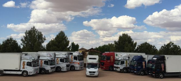 Un juez obliga a una empresa a eliminar la imagen de una mujer desnuda de sus camiones Un juez obliga a una empresa a eliminar la imagen de una mujer desnuda de sus camiones