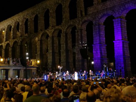El Mester volvió a congregar a miles de personas junto al Acueducto El Mester volvió a congregar a miles de personas junto al Acueducto