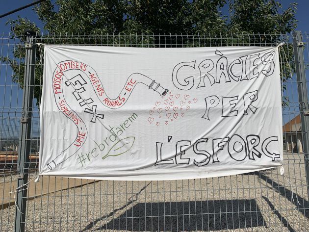Pancanrta d'agraïment dels veïns de Flix envers els professionals i voluntaris que treballen en l'incendi. Pancanrta d'agraïment dels veïns de Flix envers els professionals i voluntaris que treballen en l'incendi.