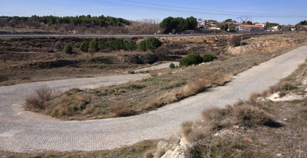 Antiguo trazado de la carretera de Madrid a Valencia cerca de Belinchón (Cuenca) en el tramo conocido como las 'emes'. Antiguo trazado de la carretera de Madrid a Valencia cerca de Belinchón (Cuenca) en el tramo conocido como las 'emes'.