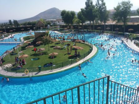 Aspecto general que muestra la piscina con las actividades de la Escuela de Verano y otros colectivos Aspecto general que muestra la piscina con las actividades de la Escuela de Verano y otros colectivos