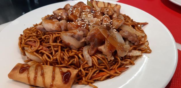 Pollo teriyaki con fideos en Aku Japanese Food Pollo teriyaki con fideos en Aku Japanese Food