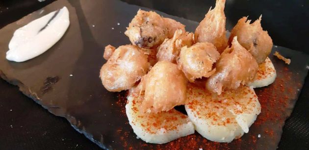 Pulpo en tempura con crema ligera de alioli Pulpo en tempura con crema ligera de alioli