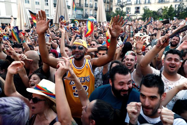 Asistentes a la lectura del pregón del Orgullo 2019, a cargo de la cantante Mónica Naranjo, esta tarde en la madrileña plaza de Pedro Zerolo. Asistentes a la lectura del pregón del Orgullo 2019, a cargo de la cantante Mónica Naranjo, esta tarde en la madrileña plaza de Pedro Zerolo.