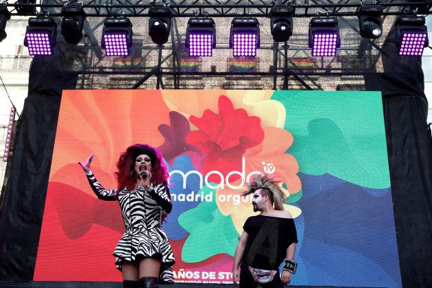 La Plexy (i) da la bienvenida a los asistentes en los momentos previos a la lectura del pregón del Orgullo 2019. La Plexy (i) da la bienvenida a los asistentes en los momentos previos a la lectura del pregón del Orgullo 2019.