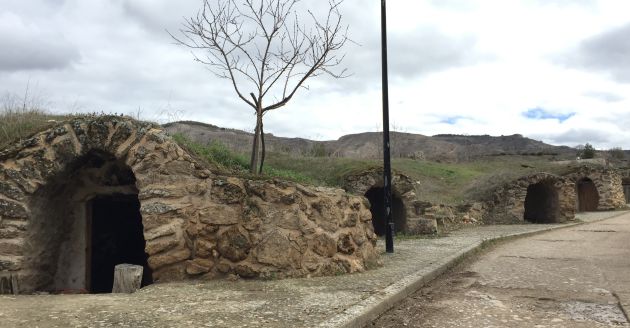 Cuevas del vino en Albalate de las Nogueras (Cuenca). Cuevas del vino en Albalate de las Nogueras (Cuenca).