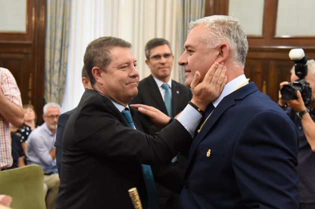 José Luis Vega toma el bastón de mando en la Diputación de Guadalajara prometiendo "escuchar a todos y huir del sectarismo": Vega toma el bastón de mando en la Diputación prometiendo "escuchar a todos y huir del sectarismo" José Luis Vega toma el bastón de mando en la Diputación de Guadalajara prometiendo "escuchar a todos y huir del sectarismo": Vega toma el bastón de mando en la Diputación prometiendo "escuchar a todos y huir del sectarismo"