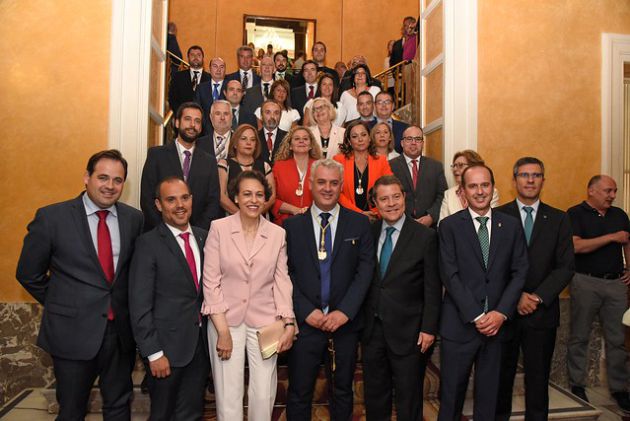 José Luis Vega toma el bastón de mando en la Diputación de Guadalajara prometiendo "escuchar a todos y huir del sectarismo": Vega toma el bastón de mando en la Diputación prometiendo "escuchar a todos y huir del sectarismo" José Luis Vega toma el bastón de mando en la Diputación de Guadalajara prometiendo "escuchar a todos y huir del sectarismo": Vega toma el bastón de mando en la Diputación prometiendo "escuchar a todos y huir del sectarismo"