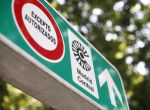 Señal con símbolo de prohibido aparcar al lado del distintivo de Madrid Central.