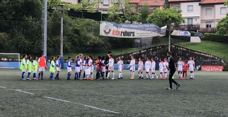 Las jugadoras del Impressionat se saludan con las del Olimpique de Lyon Las jugadoras del Impressionat se saludan con las del Olimpique de Lyon