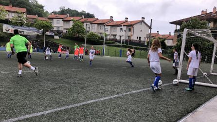 Las jugadoras del Impressionant calientas antes de su debut en la Donosti Cup Las jugadoras del Impressionant calientas antes de su debut en la Donosti Cup