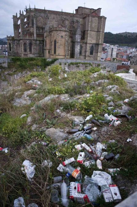 Basura acumulada en La Atalaya. Basura acumulada en La Atalaya.