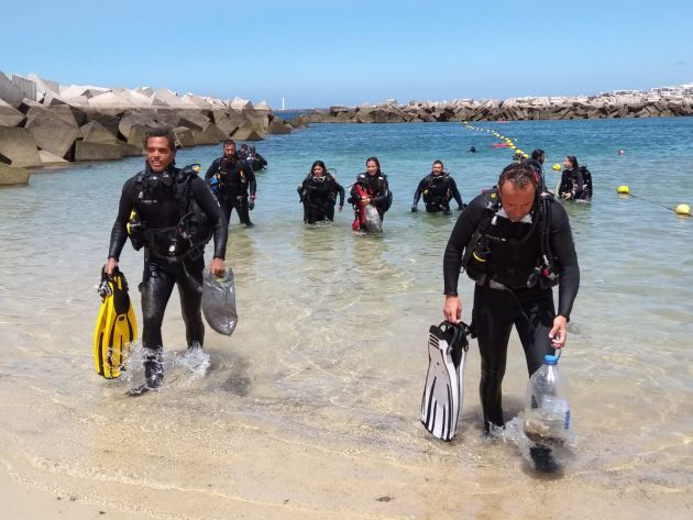 Los voluntarios encargados de la recogida de residuos en el fondo marino, saliendo del agua. Los voluntarios encargados de la recogida de residuos en el fondo marino, saliendo del agua.