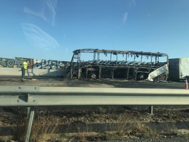Arde un autobús en la autovía A-7 Arde un autobús en la autovía A-7