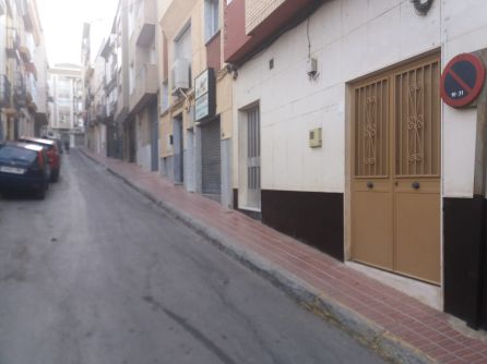 Vehículos aparcados, irregularmente, en la calle Lope de Vega Vehículos aparcados, irregularmente, en la calle Lope de Vega