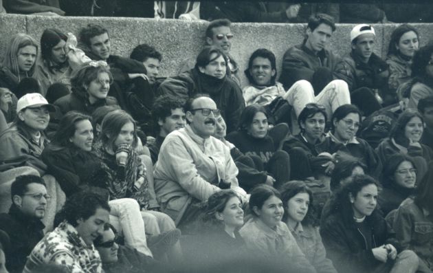 Aurelio Bermejo en el centro de un grupo de alumnos durante una representación teatral en Segóbriga en 1986. Aurelio Bermejo en el centro de un grupo de alumnos durante una representación teatral en Segóbriga en 1986.