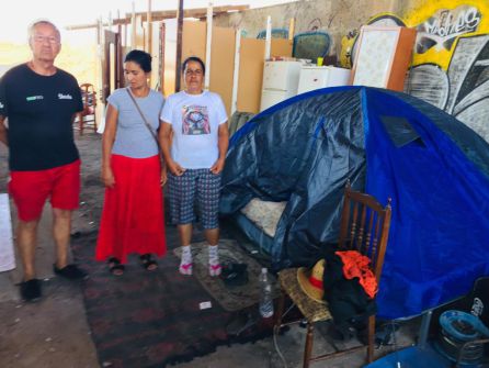 Asentamiento improvisado bajo el puente. Pueden dormir gracias a la donación de cuatro tiendas de campaña. Asentamiento improvisado bajo el puente. Pueden dormir gracias a la donación de cuatro tiendas de campaña.