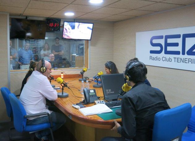 Lourdes Santana, directora de la Cadena SER en Canarias, Juan Carlos Castañeda, Puchi Méndez y Miguel Ángel Rodríguez Villar, en un momento durante la entrevista al presidente del Gobierno Ángel Víctor Torres en los estudios de Radio Club Tenerife - Cadena SER Lourdes Santana, directora de la Cadena SER en Canarias, Juan Carlos Castañeda, Puchi Méndez y Miguel Ángel Rodríguez Villar, en un momento durante la entrevista al presidente del Gobierno Ángel Víctor Torres en los estudios de Radio Club Tenerife - Cadena SER