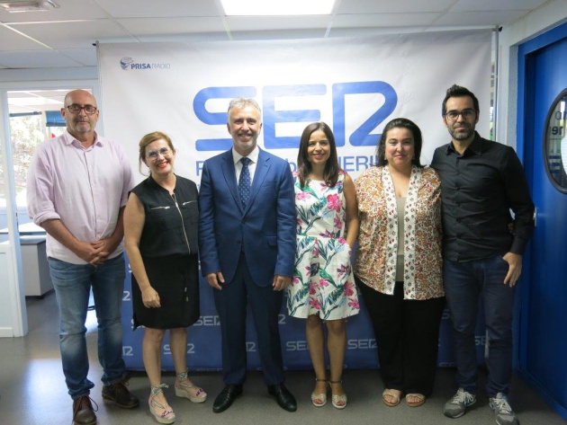 El nuevo presidente del Gobierno, Ángel Víctor Torres, en los estudios de Radio Club Tenerife - Cadena SER junto a Juan Carlos Castañeda, Puchi Méndez, Lourdes Santana, Ana Martínez y Miguel Ángel Rodríguez El nuevo presidente del Gobierno, Ángel Víctor Torres, en los estudios de Radio Club Tenerife - Cadena SER junto a Juan Carlos Castañeda, Puchi Méndez, Lourdes Santana, Ana Martínez y Miguel Ángel Rodríguez