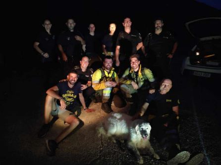 Equipo de rescate al completo con el animal salvado en Tavernes. Equipo de rescate al completo con el animal salvado en Tavernes.